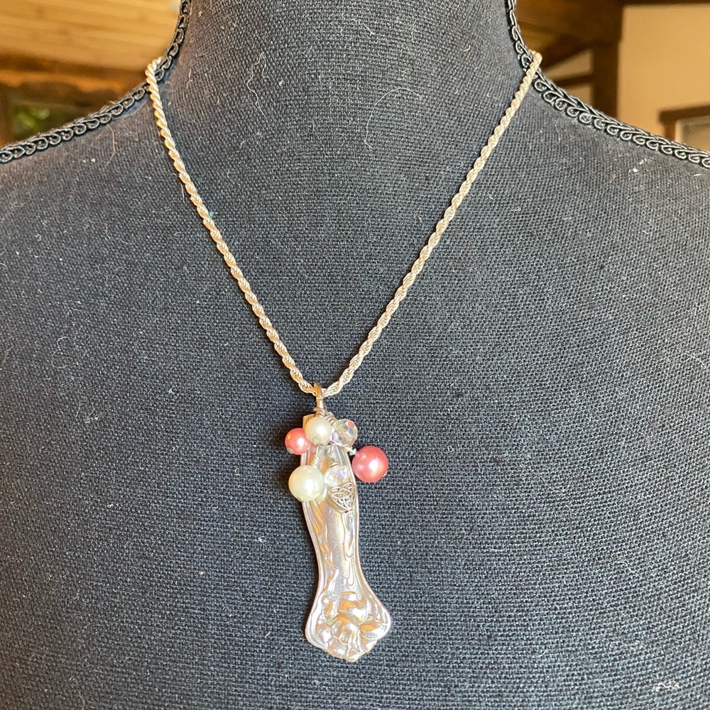 Elegant Gold Necklace with Pearl and Pink Accents
